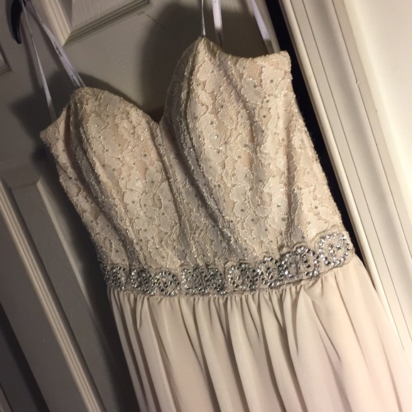 Beautiful semi-formal dress. - Picture 2 of 4